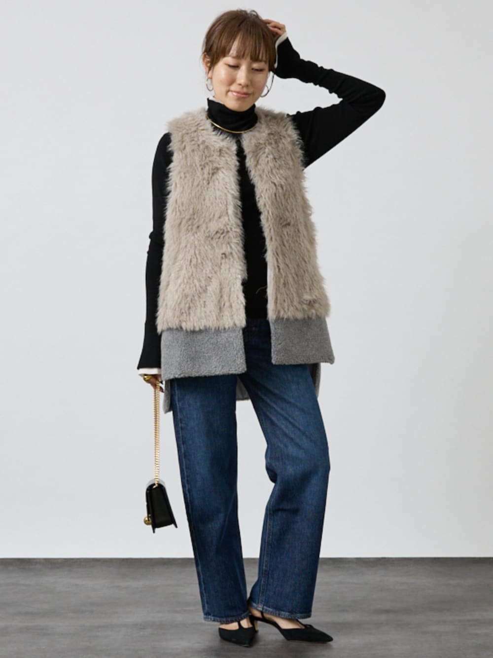 グレー系のベストを着用したレディースの秋コーディネートの1枚目の写真