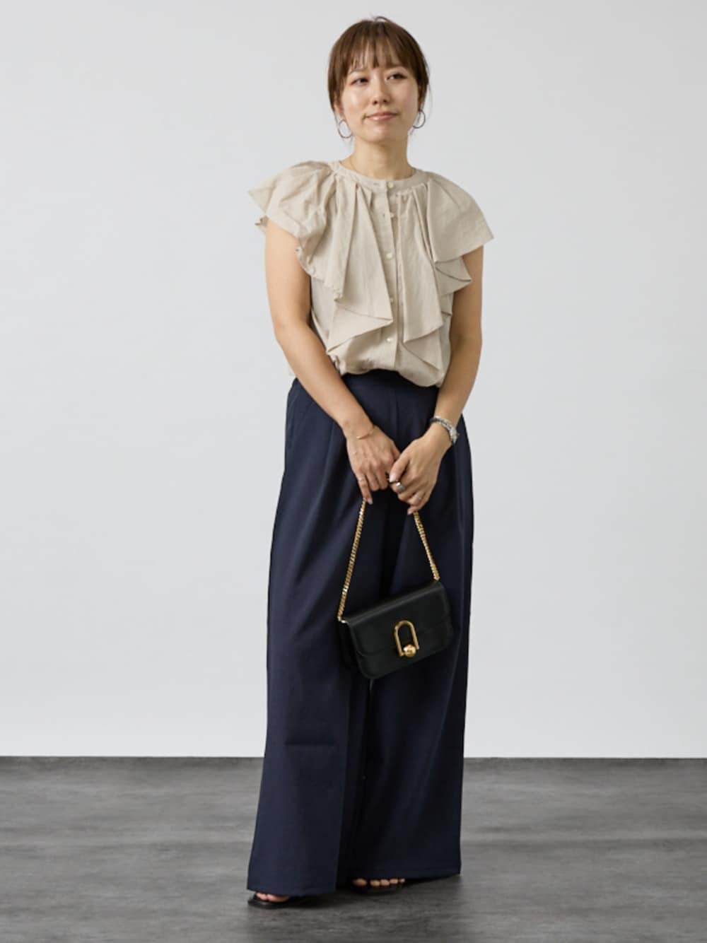 ブルー系のシャツ/ブラウス、ブルー系のその他パンツを着用したレディースの秋コーディネートの1枚目の写真