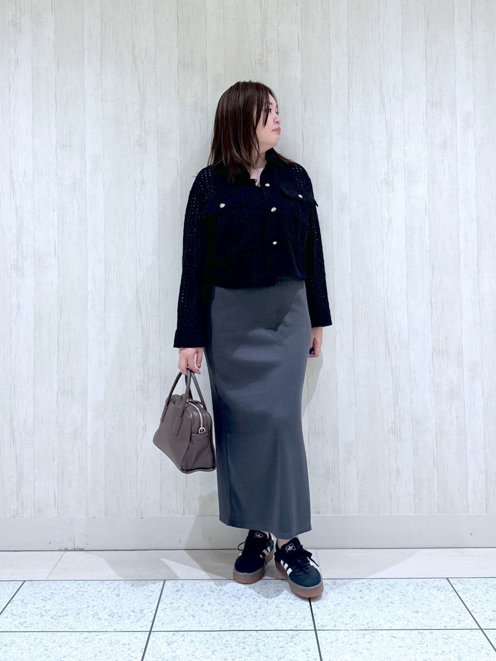 「大人コーデ、オトナ女子、秋のコーデ、キレイめコーデ、きれいめコーデ、ジャケットスタイル、ワンピースコーデ、ワンピース×スニーカー、リヴドロワ、高身長女子、高身長コーデ、カットワークレース、レース、ジャケット」｜「RIVE DROITEの【着映え◎】レースワークジャケット（その他アウター、ブラック系）」を使った、rd_c.e.koさん（骨格ウェーブ・レディース・170cm）の夏コーディネートの1枚目の写真