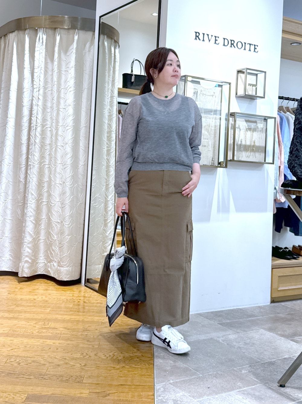 「大人ファッション、シンプル、大人カジュアルコーデ、お洒落さんとつながりたい、初秋コーデ、スニーカーコーデ、骨格ウェーブ、スカートコーデ、シアートップス、高身長コーデ、シアーニット、カーゴスカート、40代コーデ、50代コーデ」｜「RIVE DROITEの【こなれ感抜群◎】オーバーショルダーシアーニット（ニット/セーター、グレー系）」を使った、rd_c.e.koさん（骨格ウェーブ・レディース・170cm）の夏コーディネートの1枚目の写真