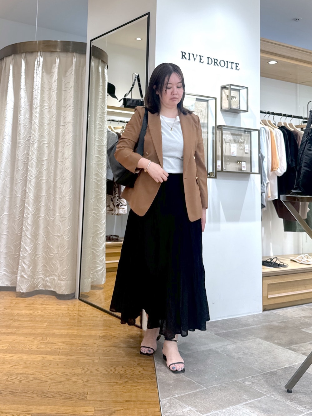 「ジャケット、ジャケットスタイル、ジャケット/アウター、スカートスタイル、スカート、マキシスカート、マキシ丈、Tシャツ、カットソー、オンオフ兼用、オンオフスタイル、オンオフ着回し、シンプルコーデ、シンプルスタイル、シンプル・ベーシック」｜「RIVE DROITEの【名品リバイバル/5色展開】コットンワッシャープリーツスカート（スカート、ブラック系）」を使った、rd_c.e.koさん（骨格ウェーブ・レディース・170cm）の夏コーディネートの1枚目の写真