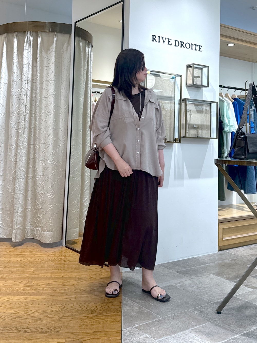 「オトナカジュアル、シンプルスタイル、ラクチンコーデ、キレイめカジュアル、お洒落さんとつながりたい、ワンピーススタイル、今日のコーデ、ワンピースコーデ、40代ファッション、リヴドロワ、シャツスタイル、シャツコーデ、オーバーシャツ、50代ファッション、50代コーデ」｜「RIVE DROITEの【セットアップ可】ガーメントダイワイドシャツ（シャツ/ブラウス、グレー系）」を使った、rd_c.e.koさん（骨格ウェーブ・レディース・170cm）の夏コーディネートの1枚目の写真