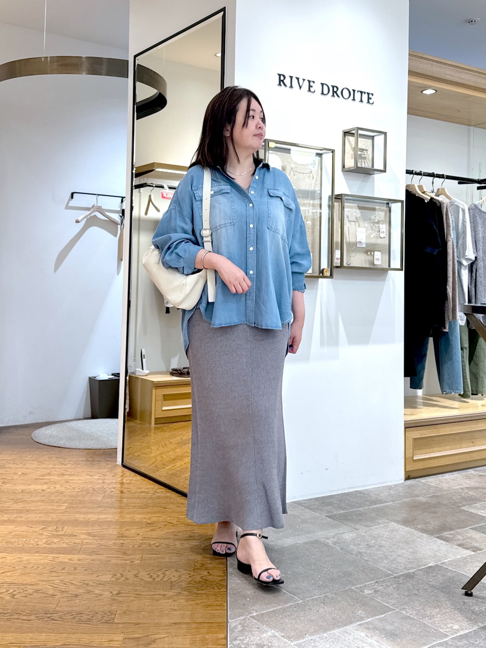 「デニム、デニムシャツ、シンプルコーデ、きれいめカジュアル、夏コーデ、夏服コーデ、大人カジュアルコーデ、今日のコーデ、おしゃれさんと繋がりたい、夏スタイル、シンプルスタイル、スカートコーデ、リヴドロワ、40代ファッション、着回し抜群」｜「RIVE DROITEの予約【セットアップ可/真夏も快適！】ドレーピーデニムシャツ（シャツ/ブラウス、ブルー系）」を使った、rd_c.e.koさん（骨格ウェーブ・レディース・170cm）の夏コーディネートの1枚目の写真