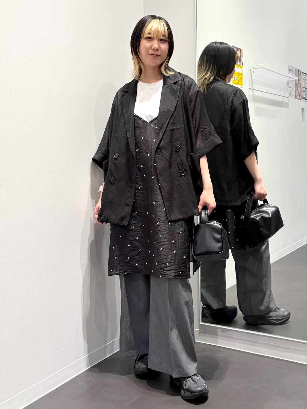 ブラック系のショルダーバッグ、ホワイト系のTシャツ/カットソー、ブラック系のワンピースを着用したレディースの夏コーディネートの1枚目の写真