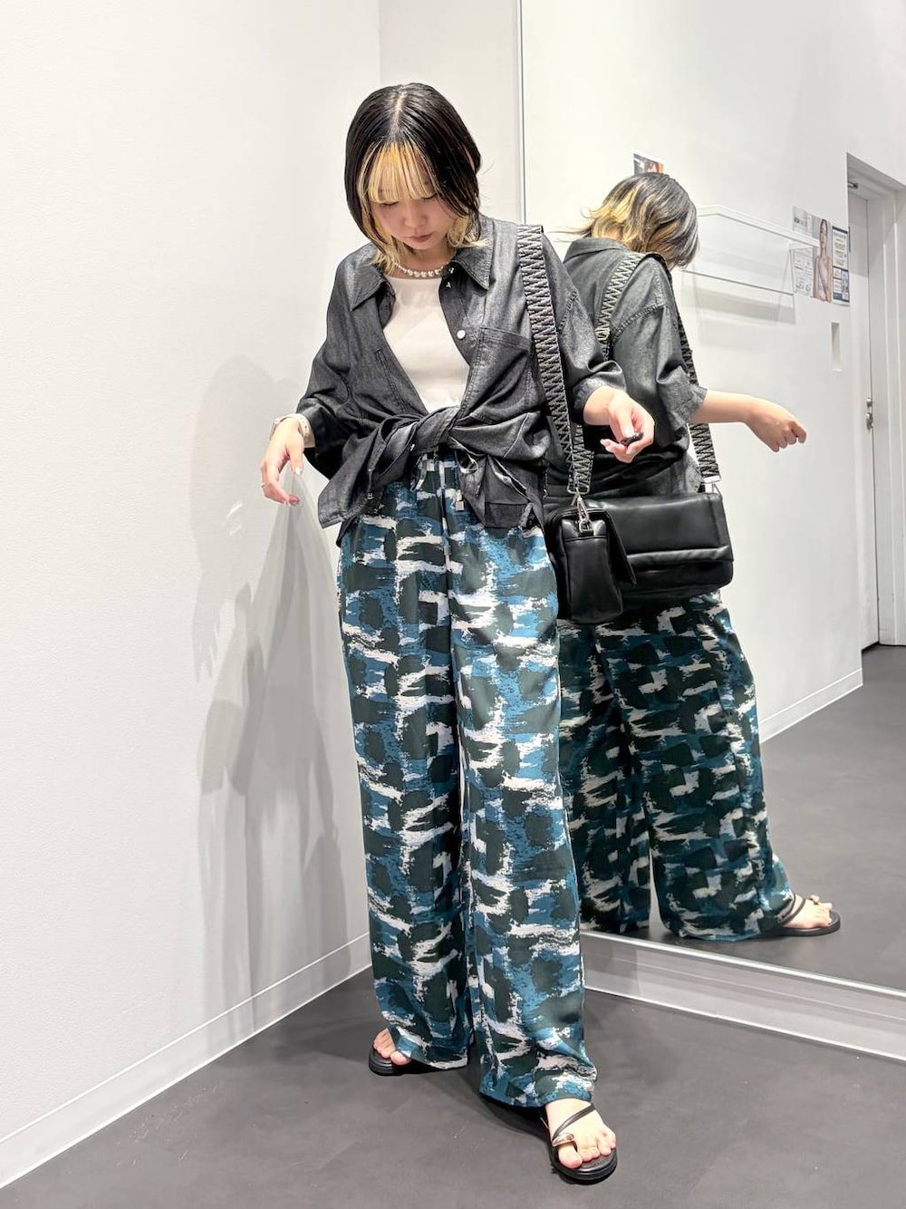 ブラック系のシャツ/ブラウス、ブラック系のサンダル、ホワイト系のタンクトップを着用したレディースの夏コーディネートの1枚目の写真