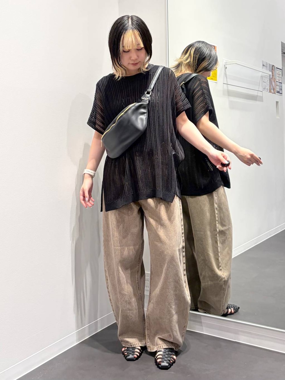 ブラック系のボディバッグ/ウエストポーチ、ベージュ系のデニムパンツ、ブラック系のサンダルを着用したレディースの夏コーディネートの1枚目の写真