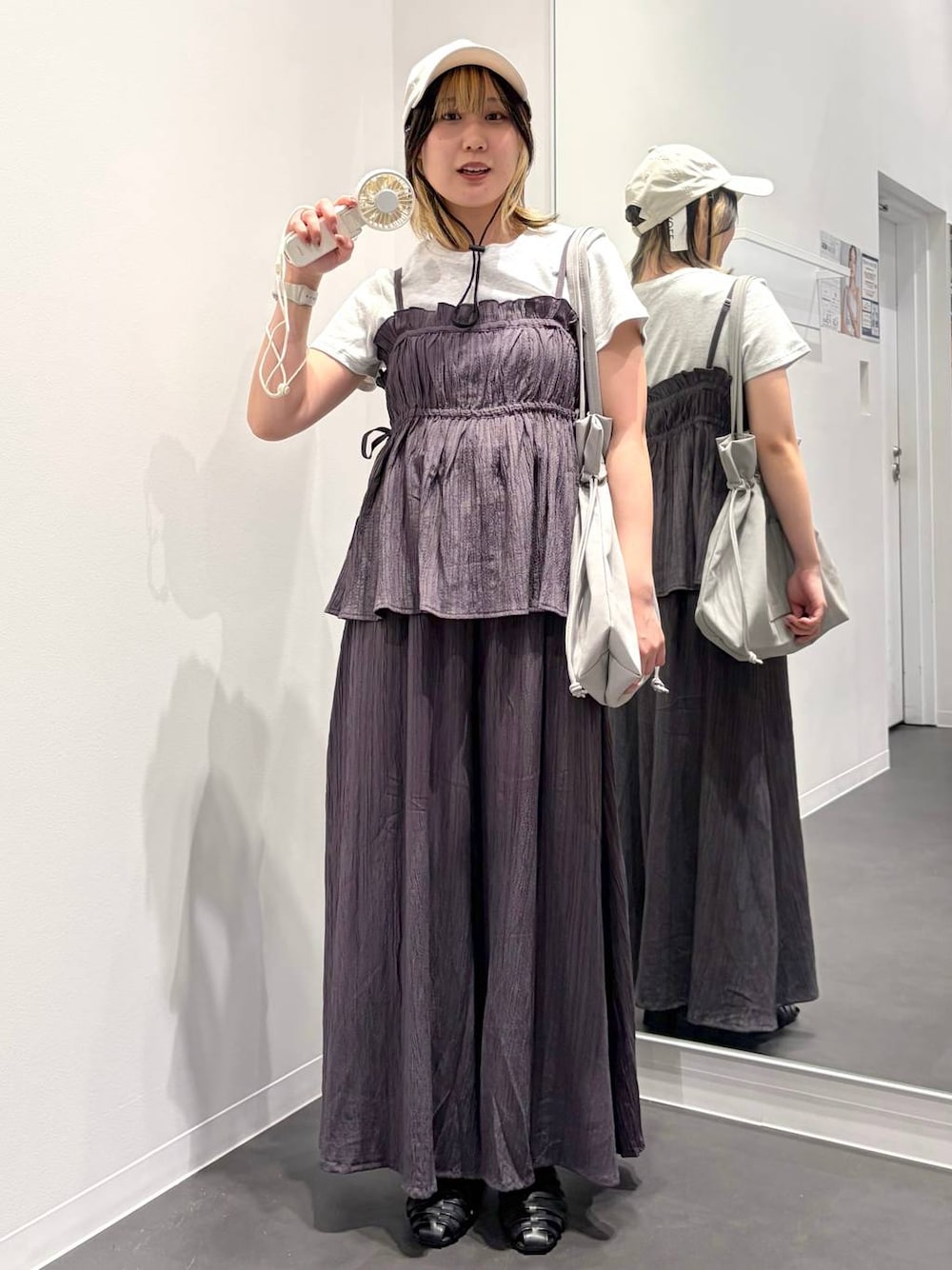 ブラック系のサンダル、グレー系のその他パンツ、グレー系のキャミソールを着用したレディースの春コーディネートの1枚目の写真