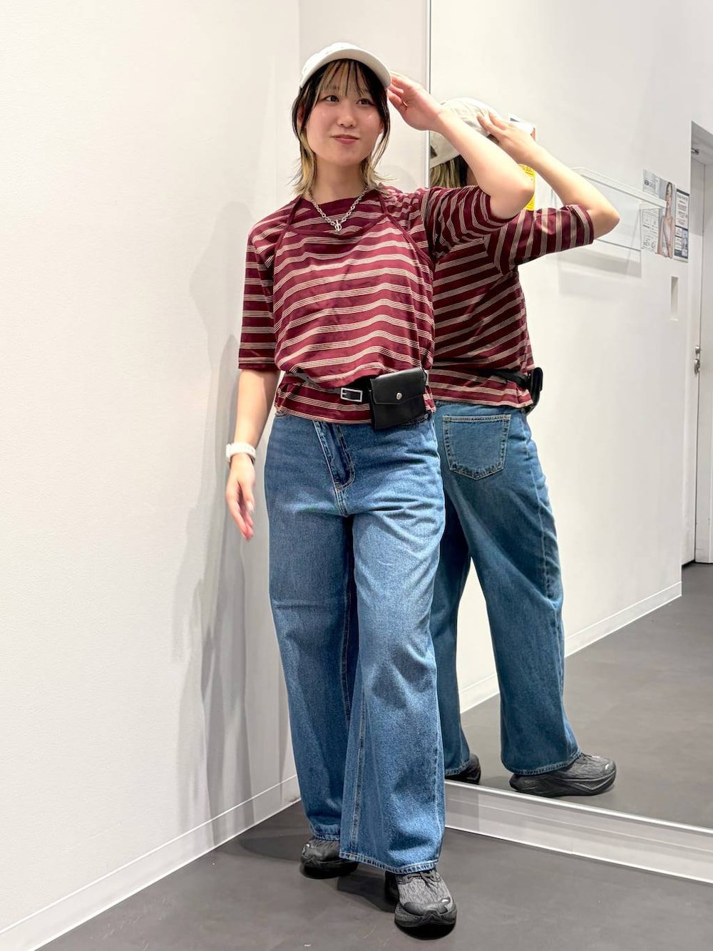 ブルー系のデニムパンツ、レッド系のTシャツ/カットソー、ブラック系のベルトを着用したレディースの夏コーディネートの1枚目の写真