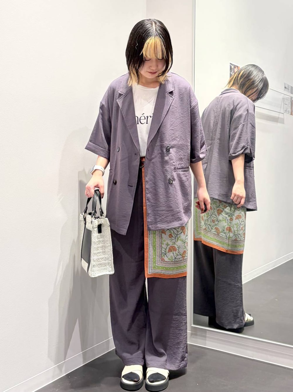 ホワイト系のショルダーバッグ、ホワイト系のサンダル、グレー系のその他パンツを着用したレディースの春コーディネートの1枚目の写真