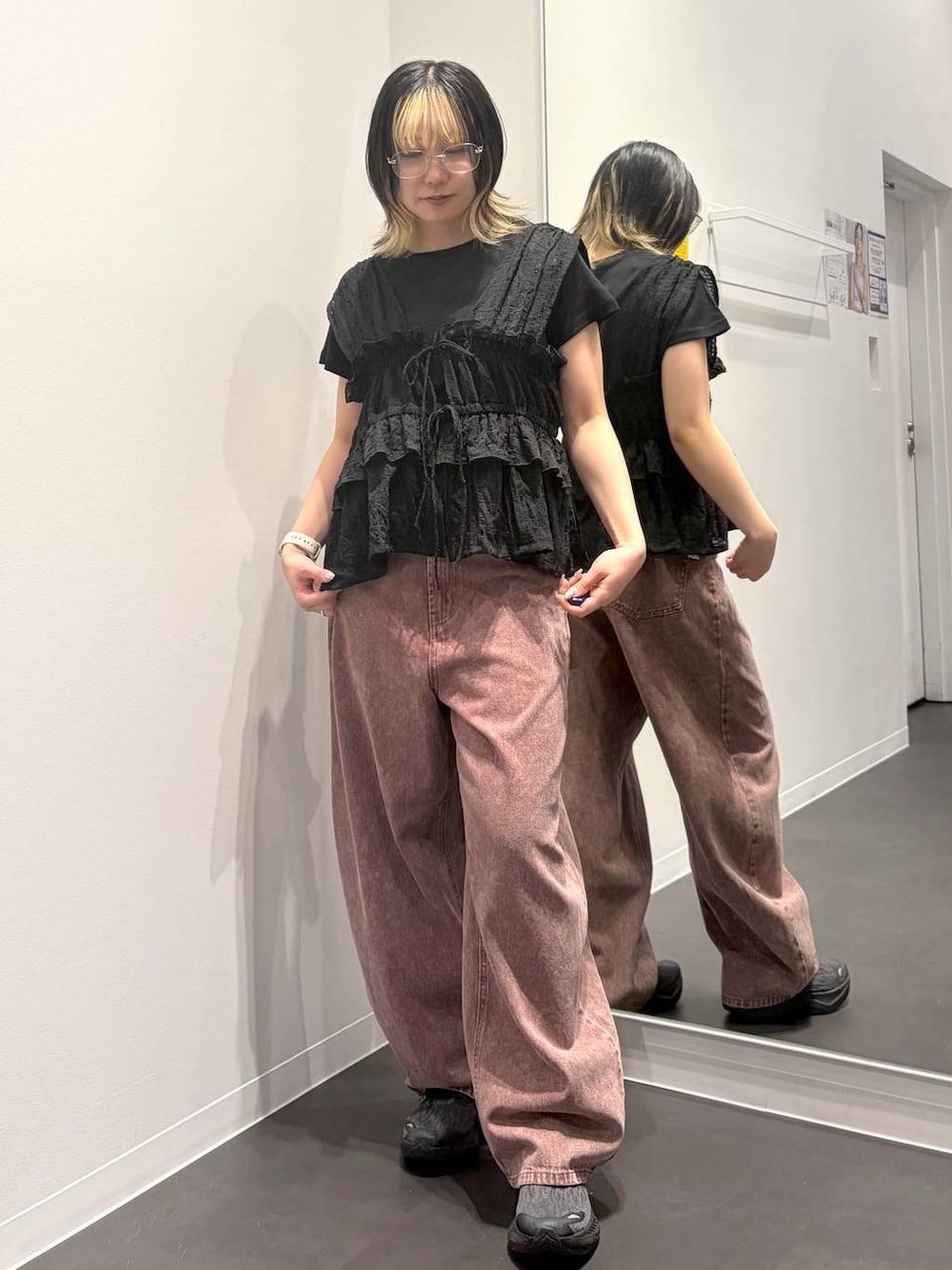 ブラック系のTシャツ/カットソー、レッド系のデニムパンツ、ブラック系のベストを着用したレディースの夏コーディネートの1枚目の写真