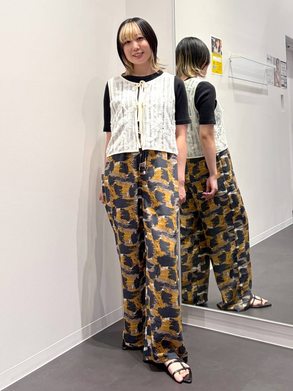 グレー系のその他パンツ、ブラック系のサンダル、ブラック系のTシャツ/カットソーを着用したレディースの夏コーディネートの1枚目の写真