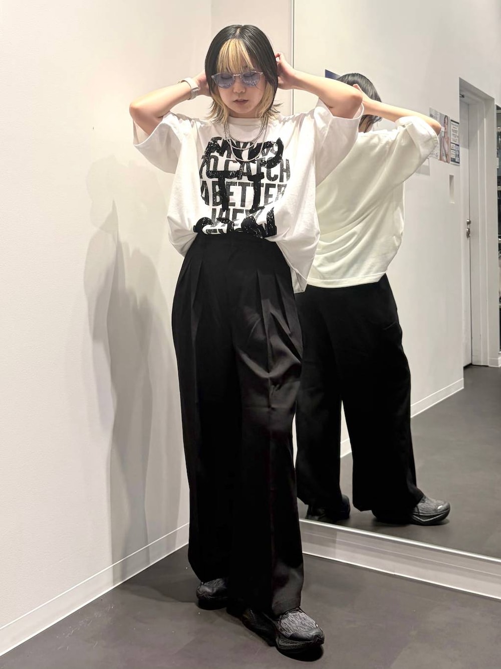 ホワイト系のTシャツ/カットソー、ブラック系のその他パンツ、その他のネックレスを着用したレディースの夏コーディネートの1枚目の写真