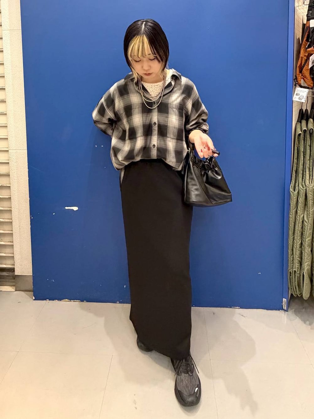 ブラック系のシャツ/ブラウス、ブラック系のショルダーバッグ、ブラック系のスカートを着用したレディースの秋コーディネートの1枚目の写真