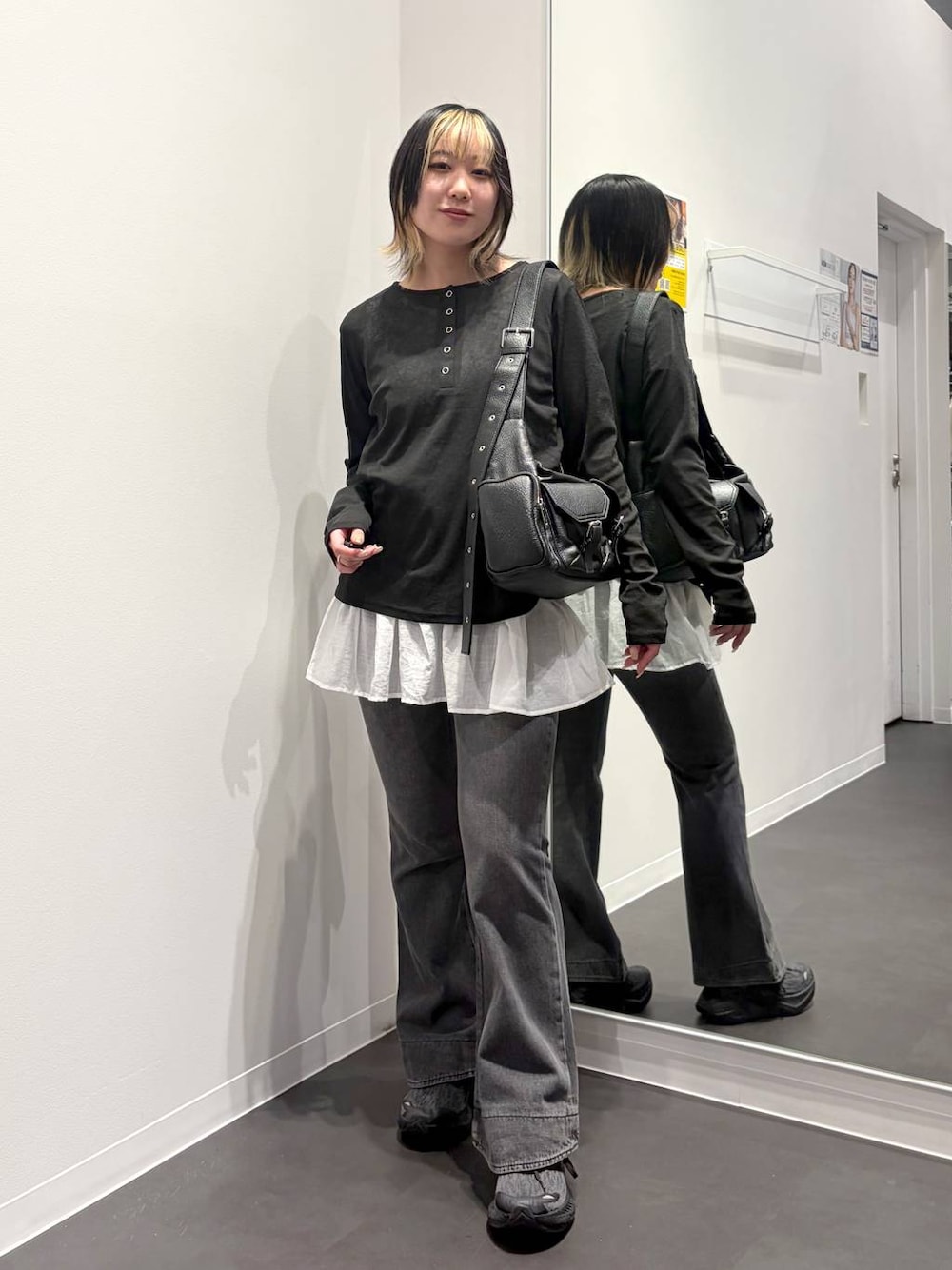 ブラック系のデニムパンツ、ブラック系のTシャツ/カットソー、ブラック系のショルダーバッグを着用したレディースの夏コーディネートの1枚目の写真