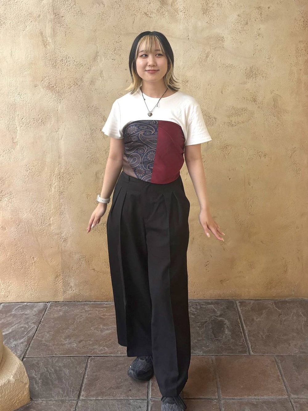 ホワイト系のTシャツ/カットソー、ブラック系のその他パンツ、ブルー系のバンダナ/スカーフを着用したレディースの夏コーディネートの1枚目の写真