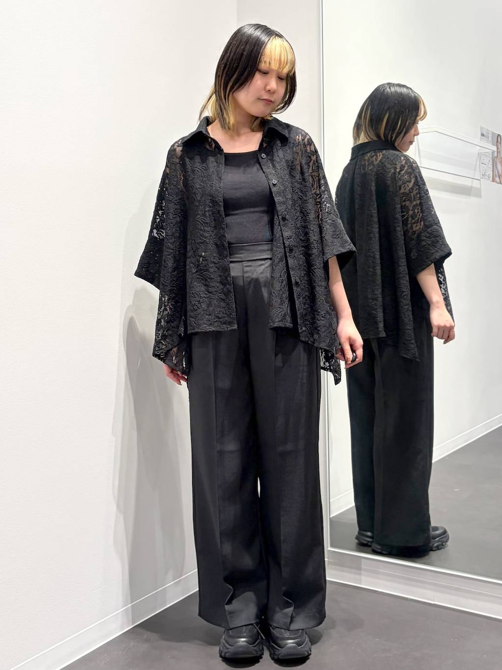 ブラック系のスニーカー、ブラック系のその他パンツ、ブラック系のタンクトップを着用したレディースの春コーディネートの1枚目の写真