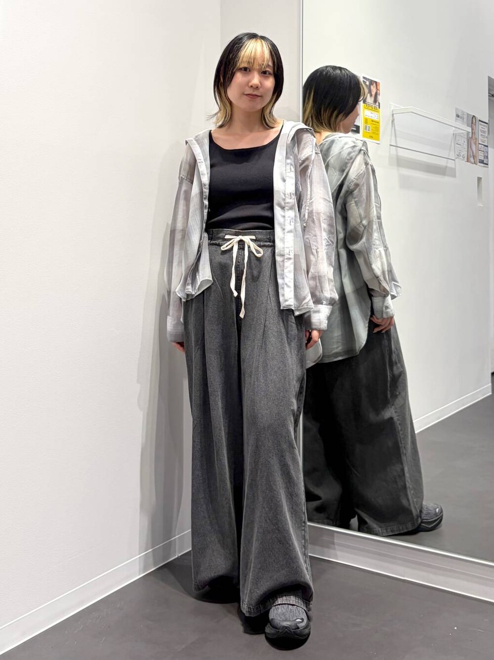 ブラック系のデニムパンツ、ブラック系のタンクトップを着用したレディースの夏コーディネートの1枚目の写真