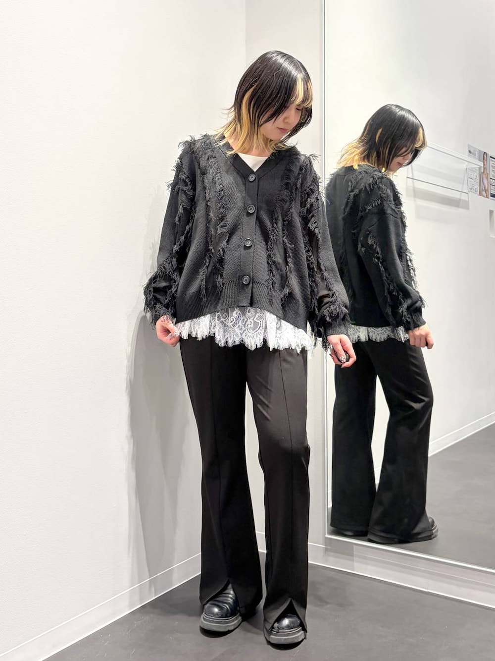 ブラック系のその他パンツ、ブラック系のカーディガン/ボレロ、ホワイト系のタンクトップを着用したレディースの春コーディネートの1枚目の写真