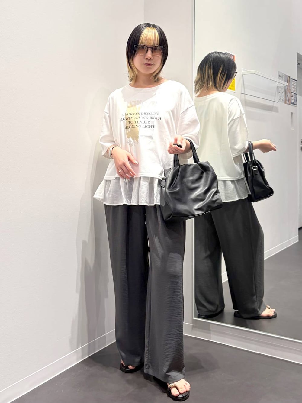 ブラック系のサンダル、ホワイト系のタンクトップ、グレー系のその他パンツを着用したレディースの春コーディネートの1枚目の写真