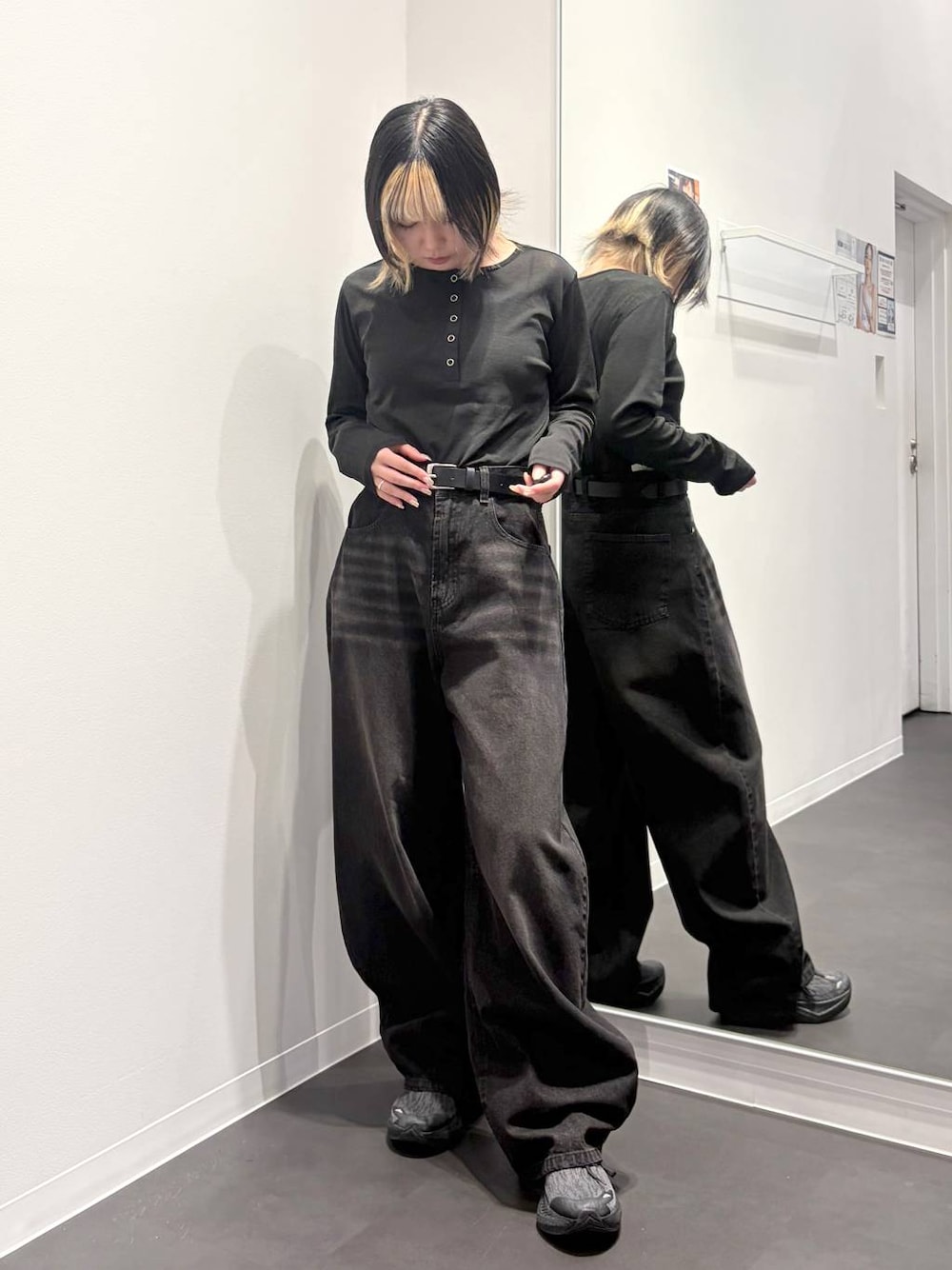 ブラック系のTシャツ/カットソー、ブラック系のデニムパンツ、ブラック系のベルトを着用したレディースの夏コーディネートの1枚目の写真