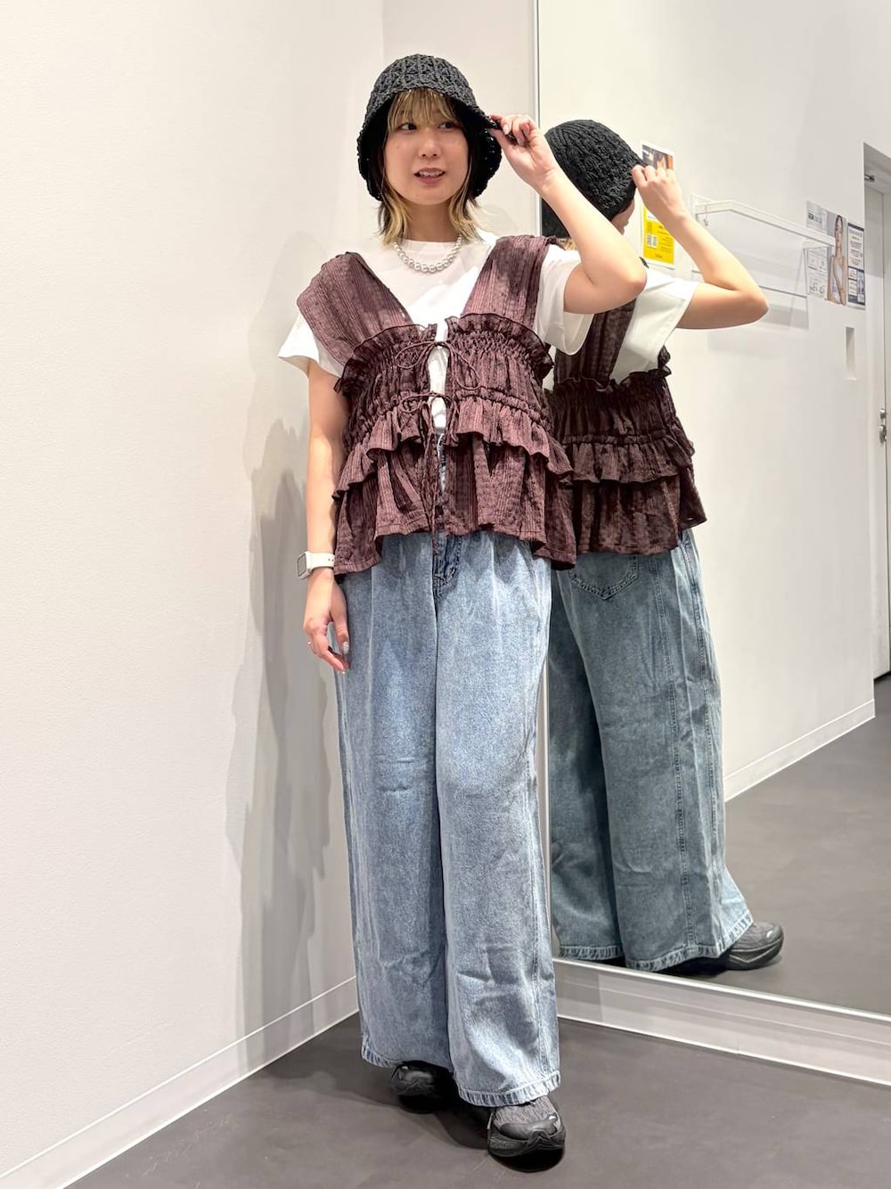 ブラウン系のベスト、ホワイト系のTシャツ/カットソー、ブルー系のデニムパンツを着用したレディースの夏コーディネートの1枚目の写真