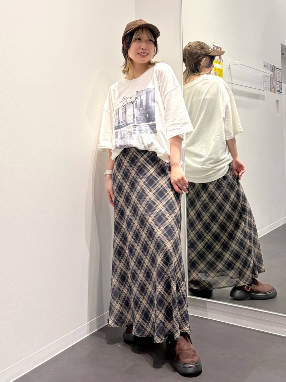 ブラウン系のその他シューズ、ホワイト系のTシャツ/カットソー、ブルー系のスカートを着用したレディースの夏コーディネートの1枚目の写真