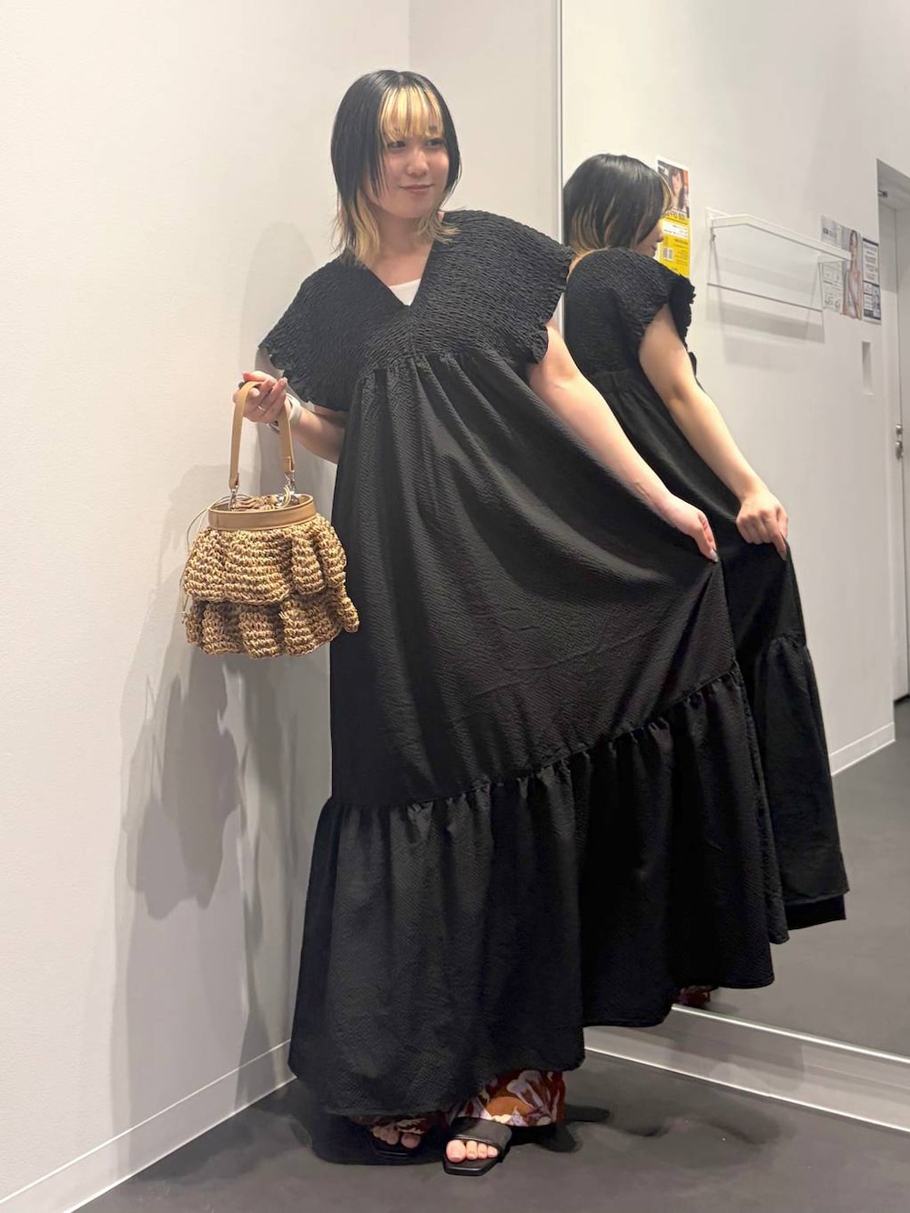 ブラウン系のその他パンツ、ブラック系のワンピース、ベージュ系のショルダーバッグを着用したレディースの夏コーディネートの1枚目の写真