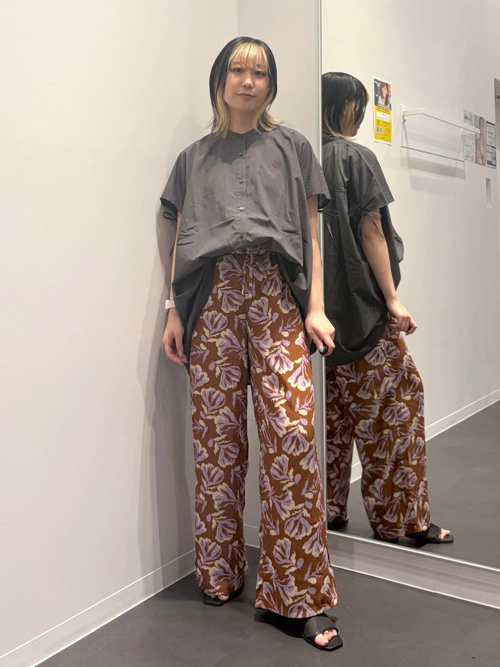 ブラウン系のその他パンツ、ブラック系のサンダル、ブラック系のシャツ/ブラウスを着用したレディースの夏コーディネートの1枚目の写真
