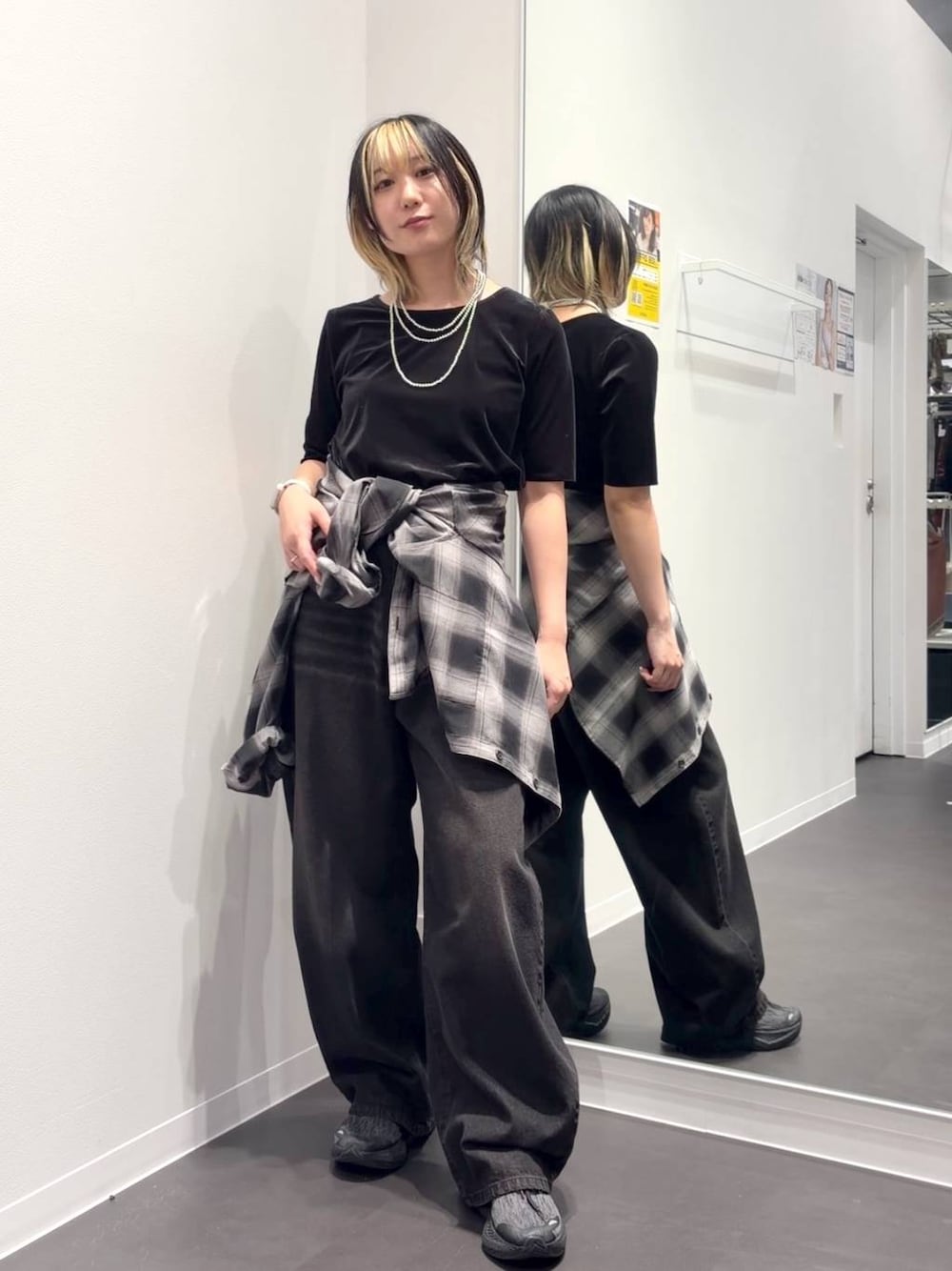 ブラック系のシャツ/ブラウス、ブラック系のTシャツ/カットソー、ブラック系のデニムパンツを着用したレディースの夏コーディネートの1枚目の写真