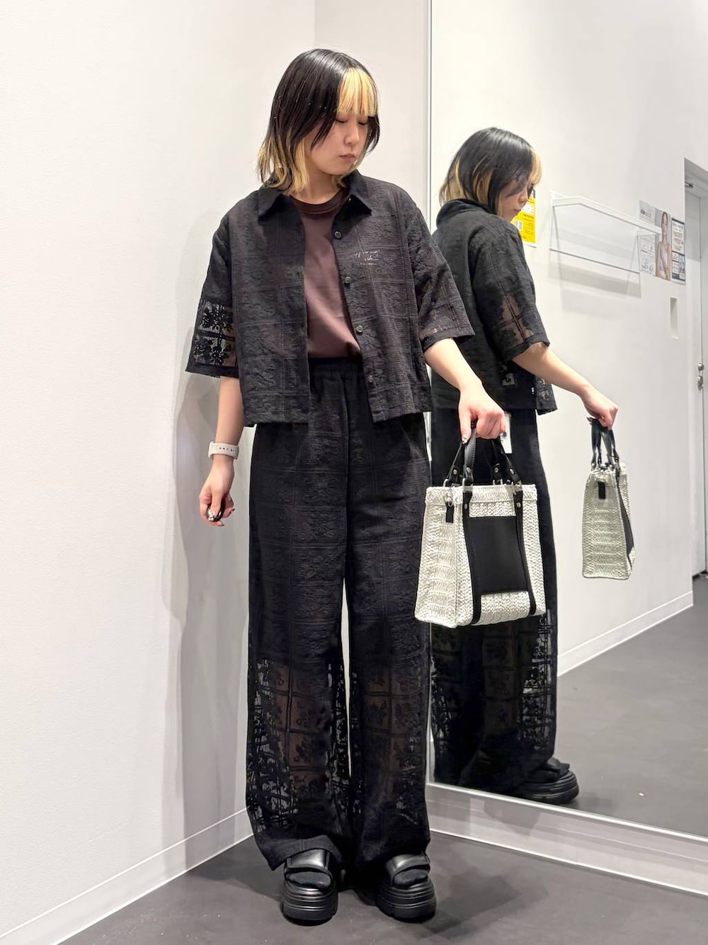ホワイト系のショルダーバッグ、ブラック系のサンダル、ブラウン系のTシャツ/カットソーを着用したレディースの春コーディネートの1枚目の写真