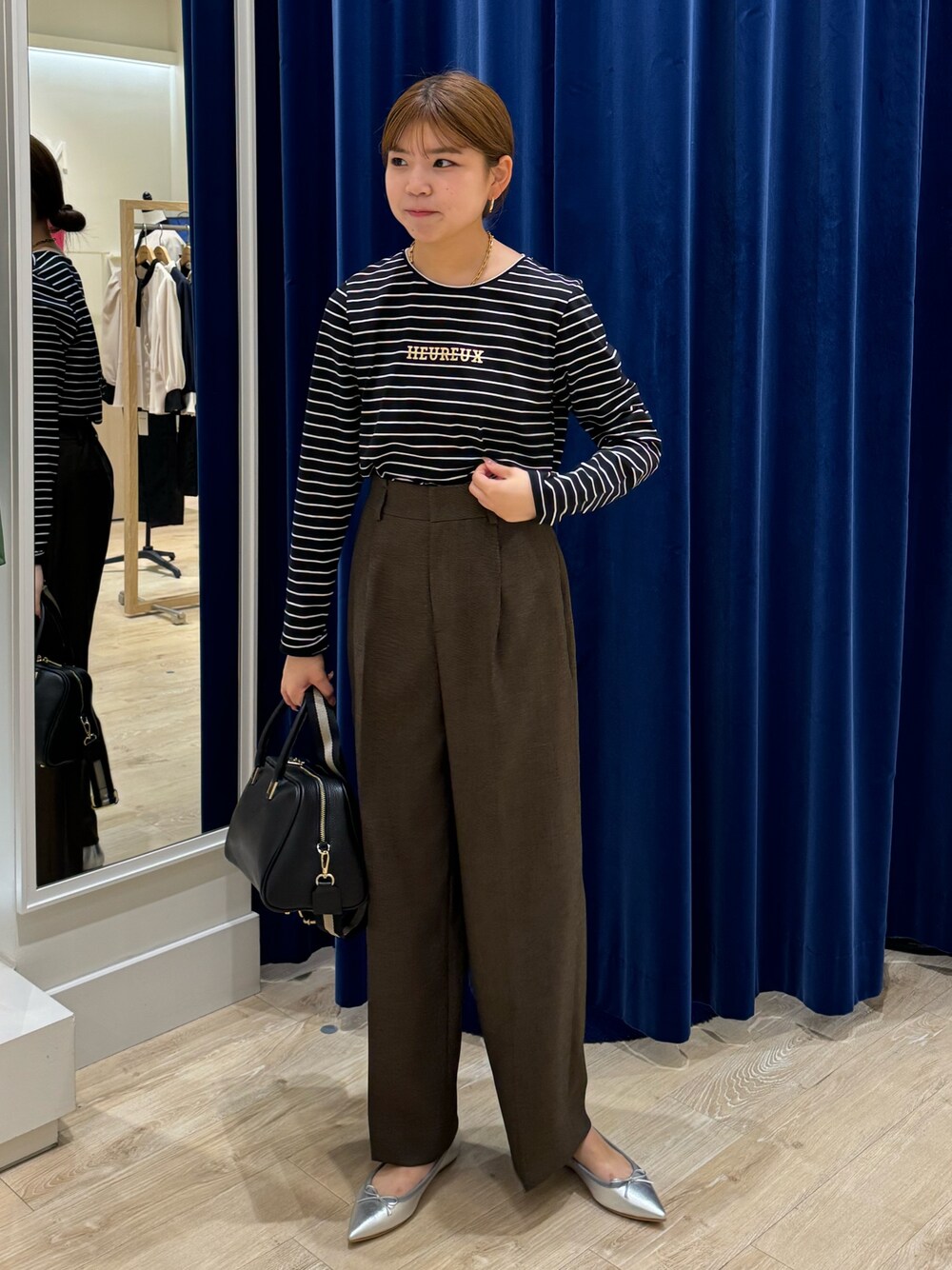 「ノーリーズ、NOLLEY'S」｜「NOLLEY’Sのロゴプリント ロンT（Tシャツ/カットソー、ブラック系）」を使った、takahashiさん（レディース・161cm）の秋コーディネートの1枚目の写真