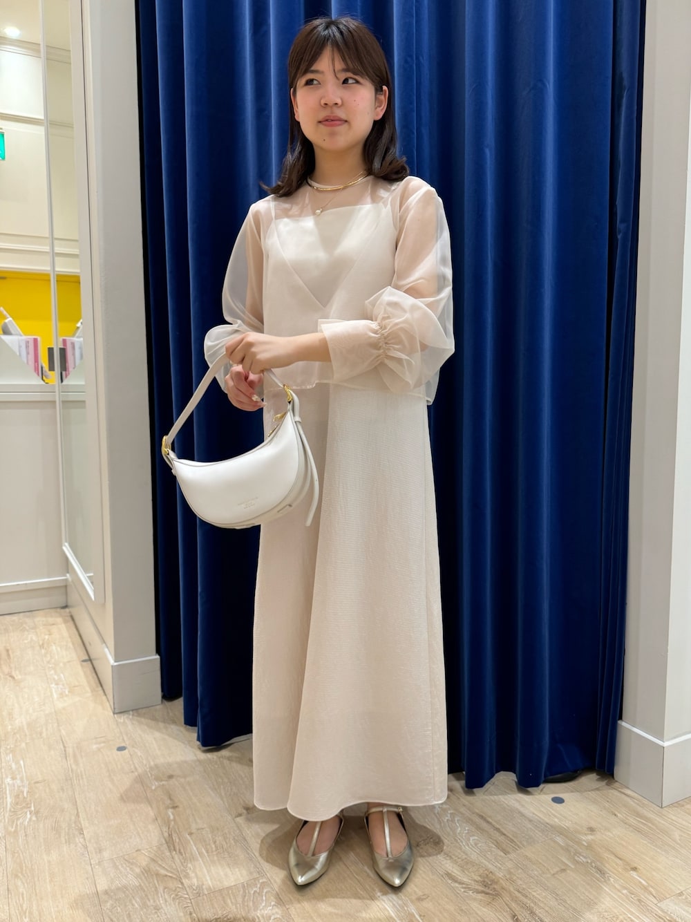 「ノーリーズ、NOLLEY'S、キレイめ、きれいめコーディネート、お呼ばれスタイル、2次会コーデ、キャミワンピ、ワントーンコーデ、シアートップス、レイヤードスタイル、トートバッグ、着回しコーデ、休日スタイル、シンプル、ミニバッグ」｜「NOLLEY’Sのウォッシャブルサテンキャミワンピース（ワンピース、ホワイト系）」を使った、takahashiさん（レディース・161cm）の春コーディネートの1枚目の写真