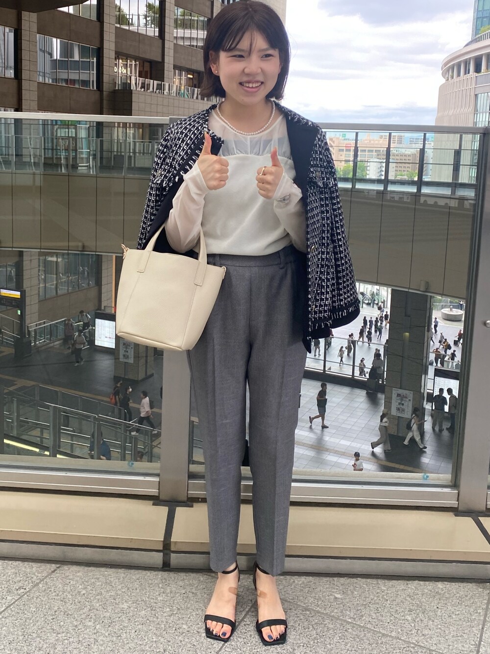 「ハンドバッグ、秋服コーデ、大人コーデ、通勤コーデ、通勤スタイル、キレイめコーデ、お洒落さんとつながりたい、長袖、キレイめ、ワントーンコーデ、ツイードジャケット、羽織り、ツイード、テーパードパンツ、スッキリシルエット」｜「NOLLEY’Sのツイードジャケット（ノーカラージャケット、ブラック系）」を使った、takahashiさん（レディース・161cm）の秋コーディネートの1枚目の写真