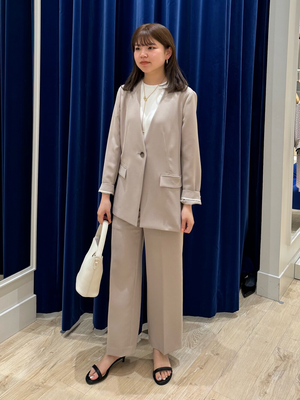 「ノーリーズ、NOLLEY'S、夏コーデ、セットアップ、通勤コーデ、通勤スタイル、ジャケット、ジャケットスタイル、シンプルコーデ、トートバッグ」｜「NOLLEY’S Sophiの《セットアップ対応》ウォッシャブルマットサテンノーカラージャケット（ノーカラージャケット、ベージュ系）」を使った、takahashiさん（レディース・161cm）の夏コーディネートの1枚目の写真