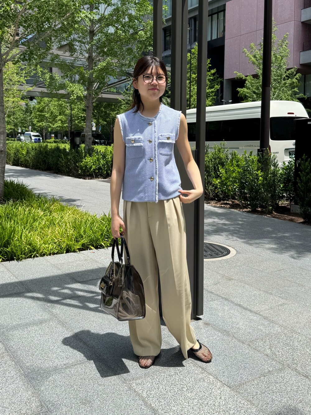 「サンダル、シンプルスタイル、大人ファッション、ラクチンコーデ、夏ファッション、カジュアルスタイル、おでかけコーデ、おしゃれさんと繋がりたい、メガネ女子、パンツコーデ、今日のコーデ、夏」｜「NOLLEY’S Sophiのラッセルフリンジベスト（ベスト、ブルー系）」を使った、takahashiさん（レディース・161cm）の夏コーディネートの1枚目の写真