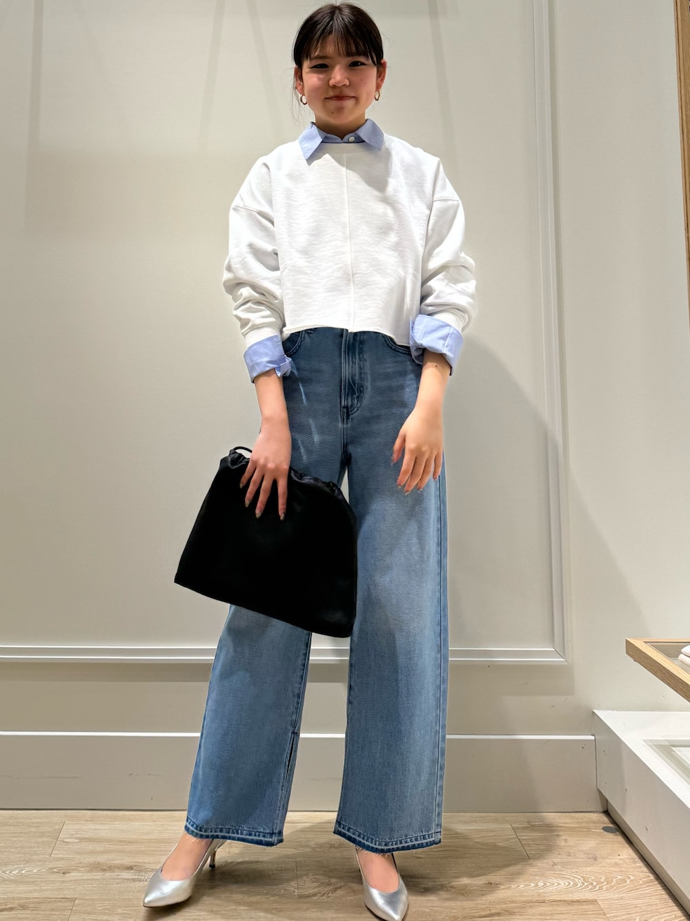 「デニムパンツ、デニムコーデ、ショート丈トップス、ショート丈、ショート丈スウェット、ノーリーズ、スリットデニム、レイヤードスタイル、シャツスタイル、カジュアルコーデ、きれいめカジュアル、ラクチンコーデ、大人カジュアル、お出かけコーデ、大人女子」｜「Rie Millerのスリットフレアハイウエストデニム（デニムパンツ、ブルー系）」を使った、takahashiさん（レディース・161cm）の冬コーディネートの1枚目の写真