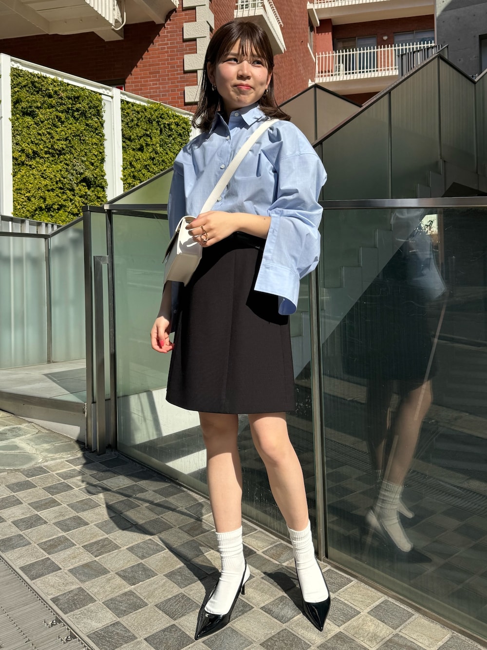 「春コーデ、ノーリーズ、シンプルコーデ、ミニスカート、ミニスカ、シャツスタイル、春のおしゃ見えテクニック、スッキリ、春服みてみて、オトナカワイイ、シンプル、トレンド、トレンドコーデ、お出かけコーデ、きれいめカジュアル」｜「NOLLEY’Sのストレッチカルゼショートスカート（スカート、ブラック系）」を使った、takahashiさん（レディース・161cm）の春コーディネートの1枚目の写真