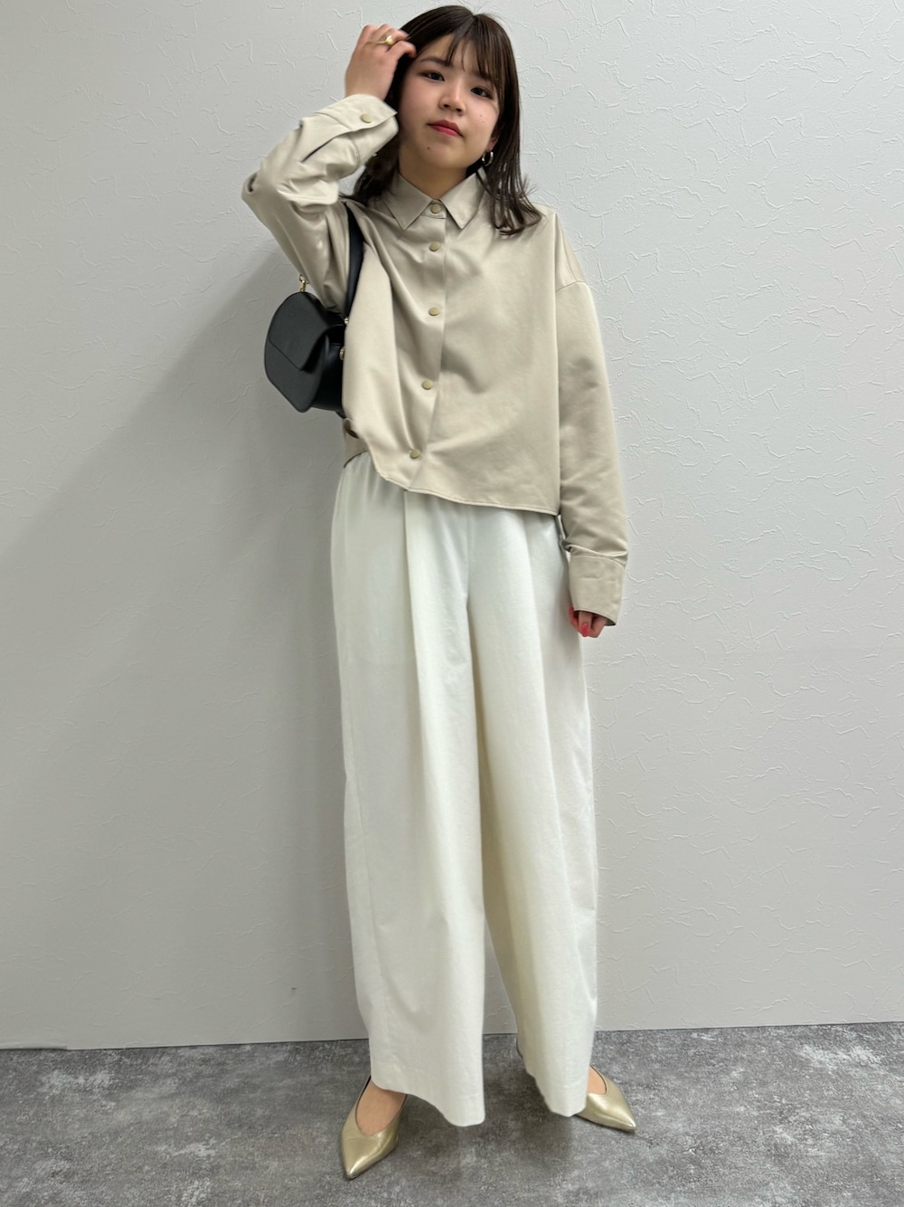「ブルゾン、ブルゾンコーデ、お出かけコーデ、ショート丈ジャケット、ショート丈ブルゾン、春服コーデ、ノーリーズ、ワイドパンツ、白パンツ、シンプルスタイル、大人女子、春色、シンプルコーデ、オトナカジュアル、オトナ女子」｜「NOLLEY’Sのウォッシャブル LIMONTA EAST ショートブルゾン（ブルゾン、ベージュ系）」を使った、takahashiさん（レディース・161cm）の冬コーディネートの1枚目の写真