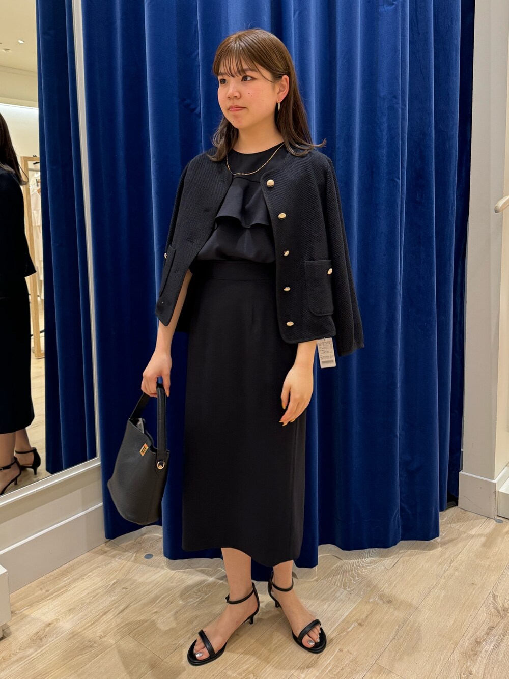 「NOLLEY’Sの《セットアップ対応》ウォッシャブル麻調ラッフルブラウス（シャツ/ブラウス、ブルー系）」を使った、takahashiさん（レディース・161cm）の春コーディネートの1枚目の写真