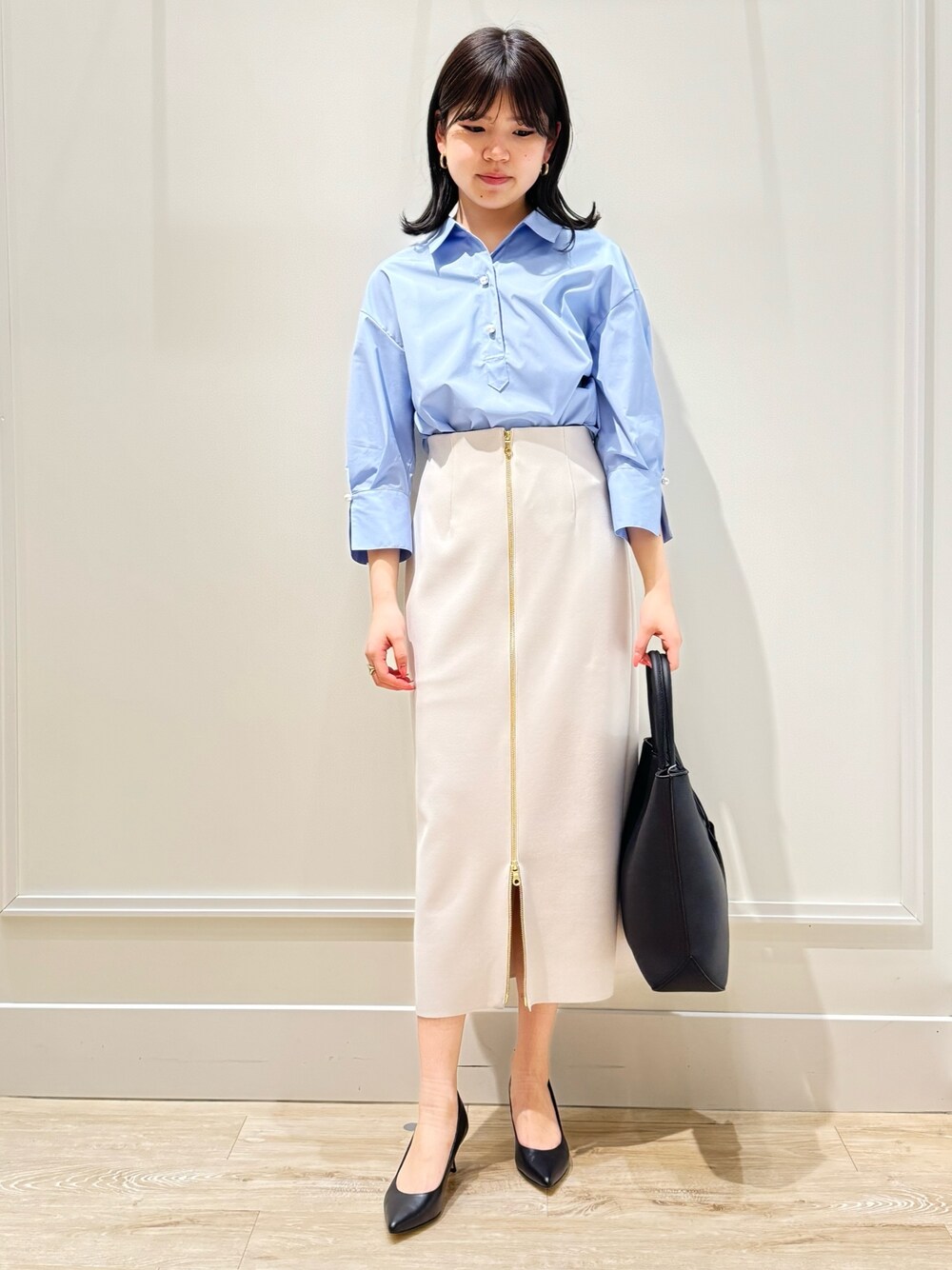 「ノーリーズ、NOLLEY'S、ノーリーズソフィー、通勤コーデ、春のおしゃ見えテクニック、春ファッション、通勤スタイル、OLコーデ、シャツコーデ、パールボタン、ストレッチ素材、スキッパーシャツ、スカートスタイル、キレイめ、オトナ女子」｜「NOLLEY’S Sophiのウォッシャブルボンディングジョーゼット前後2WAYロングスカート（スカート、ベージュ系）」を使った、takahashiさん（レディース・161cm）の春コーディネートの1枚目の写真
