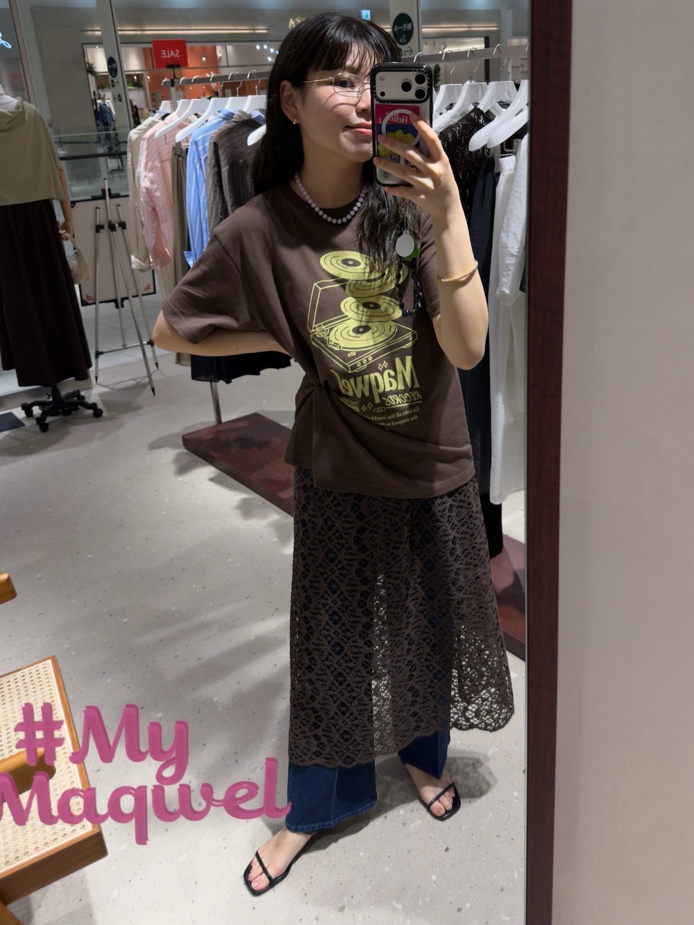 ブラウン系のTシャツ/カットソー、ブラウン系のワンピース、ブルー系のデニムパンツを着用したレディースの夏コーディネートの1枚目の写真
