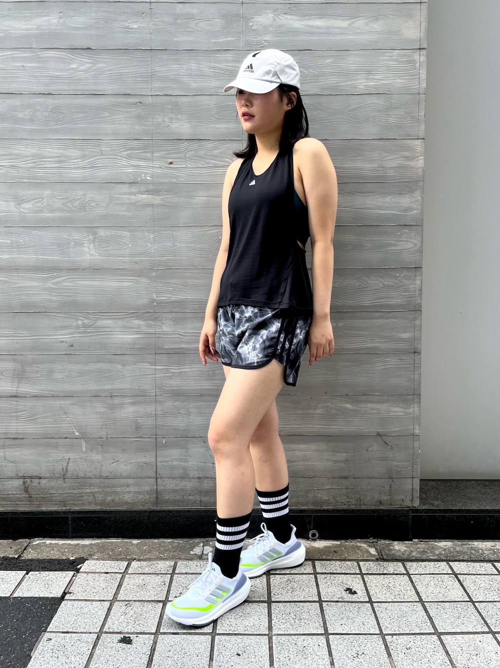 「adidas、スポーツウェア、アディダス、タンクトップ、ランニング、スポーツ、ランニングシューズ、ウルトラブースト、ジム・トレーニング」｜「adidasのパワー AEROREADY タンクトップ（トップス、ブラック系）」を使った、JBさん（レディース・165cm）の夏コーディネートの1枚目の写真