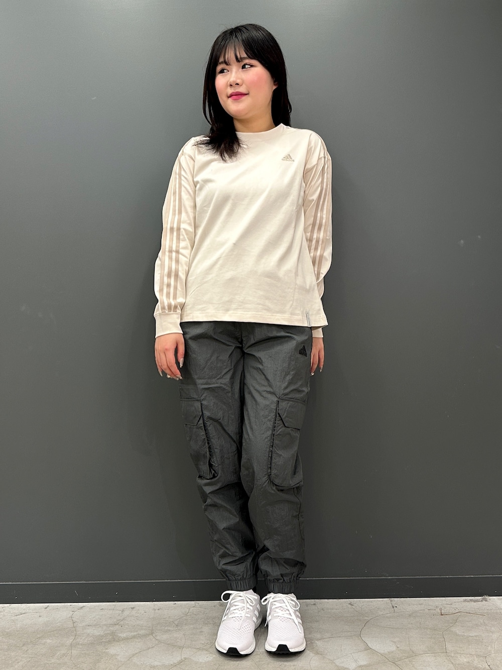 「スニーカー、adidas、スポーツウェア、カーゴパンツ、アディダス、長袖Tシャツ、スリーストライプス、ウルトラブースト、ESSENTIALS PLUS」｜「adidasのウルトラブースト 1.0 DNA / Ultraboost 1.0 DNA / アディダス adidas（スニーカー、ホワイト系）」を使った、JBさん（レディース・165cm）の冬コーディネートの1枚目の写真