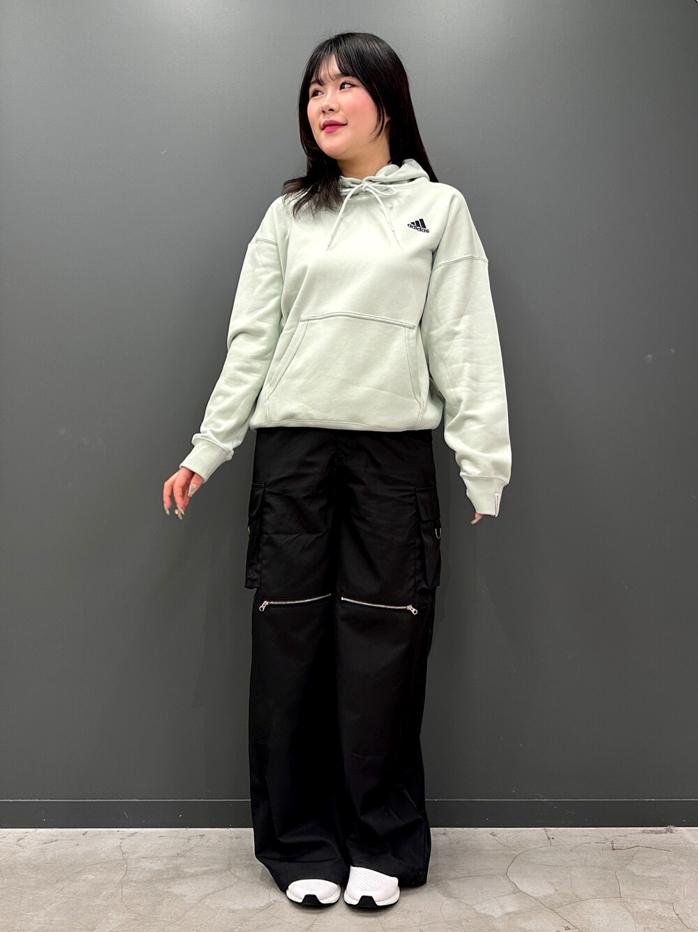 「スニーカー、パーカー、adidas、スポーツウェア、アディダス、フーディー、ウルトラブースト、ESSENTIALS PLUS」｜「adidasのエッセンシャルズ プラス ルーズフィット スモールロゴ フレンチテリー プルオーバーパーカー / アディダス adidas（パーカー、グリーン系）」を使った、JBさん（レディース・165cm）の冬コーディネートの1枚目の写真