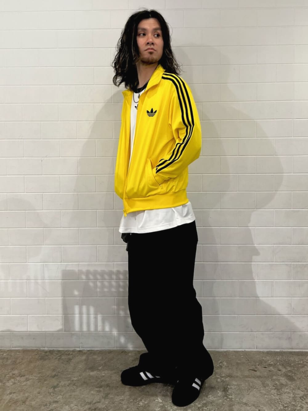 adidasのジャージ（イエロー系）を使った人気ファッション