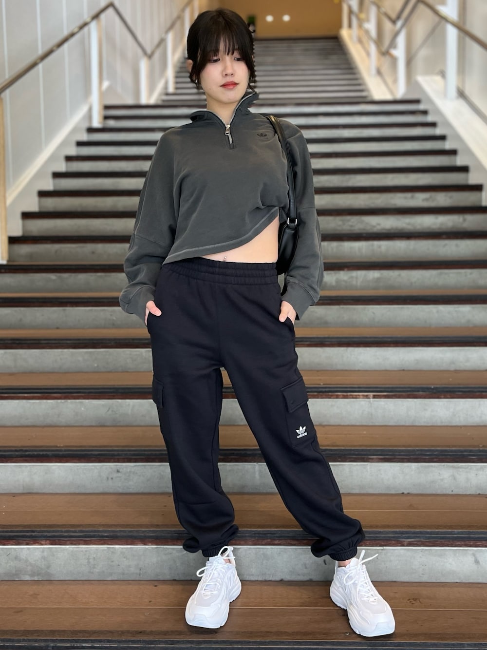 adidas Originals エッセンシャルフリースジョガーパンツ 送関込 adidas（アディダス）の「エッセンシャルズ フリース カーゴ