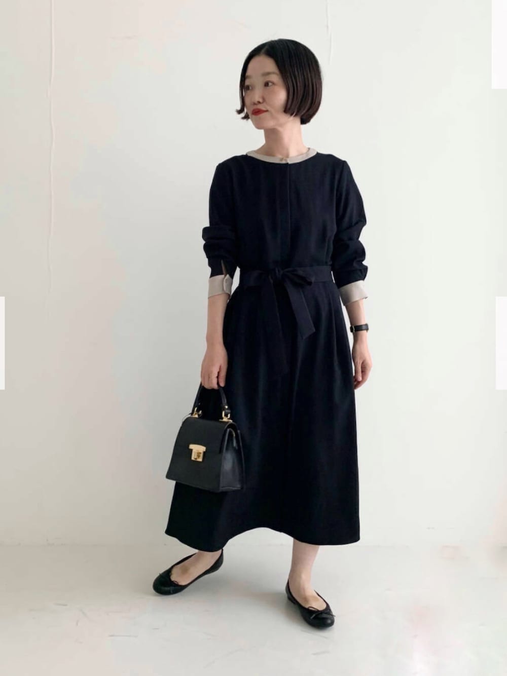 ブラック系のショルダーバッグ、その他のワンピース/ドレスを着用したレディースの秋コーディネートの1枚目の写真