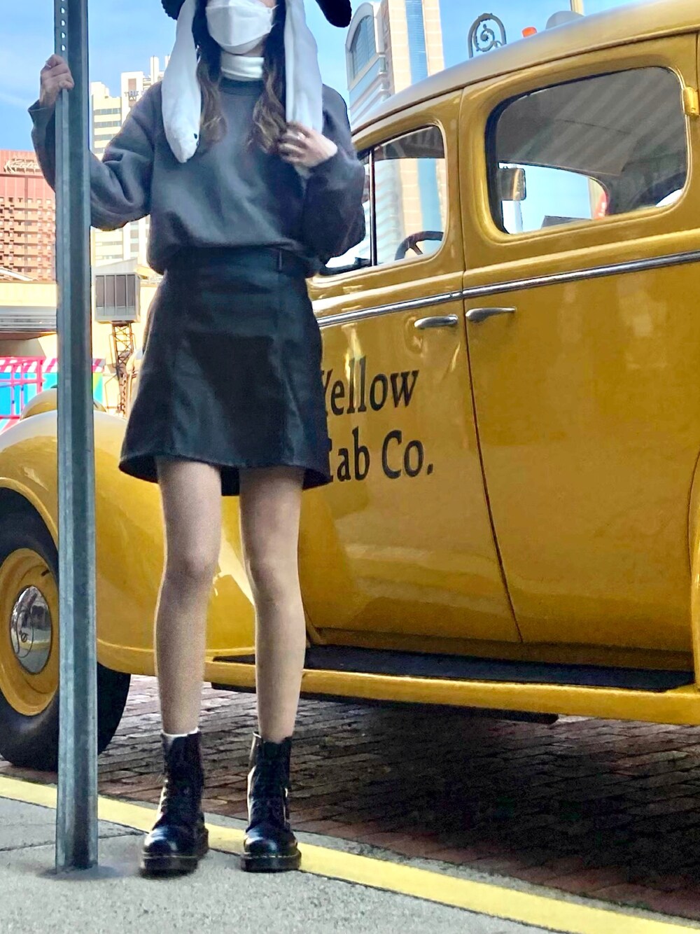 ブラック系のスカート、グレー系のスウェット、ホワイト系のTシャツ/カットソーを着用したレディースの冬コーディネートの1枚目の写真