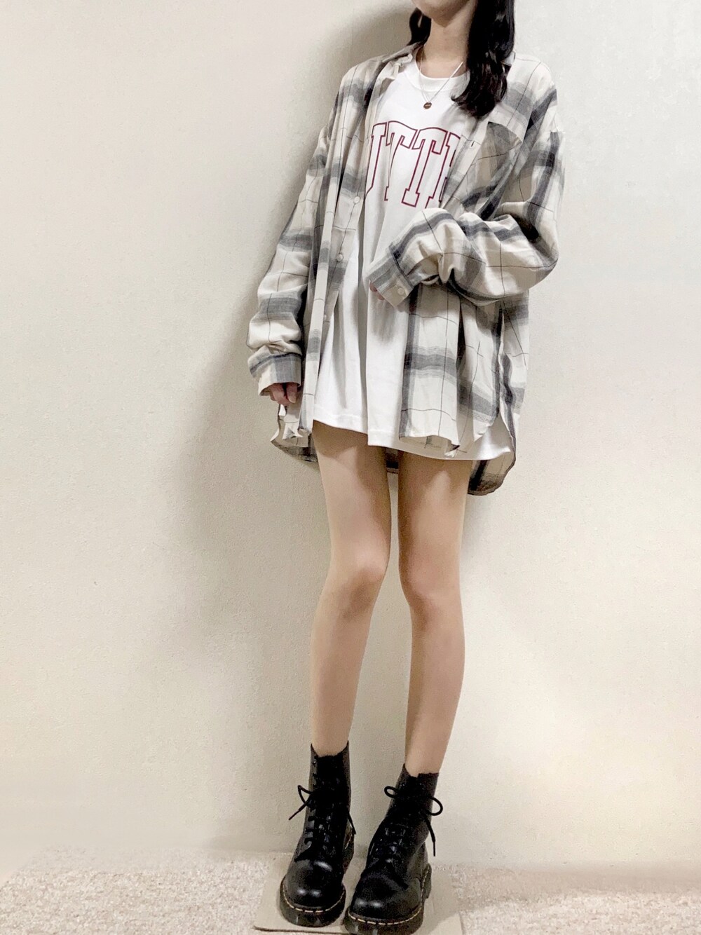 ブラック系のブーツ、ホワイト系のTシャツ/カットソー、ホワイト系のシャツ/ブラウスを着用したレディースの秋コーディネートの1枚目の写真