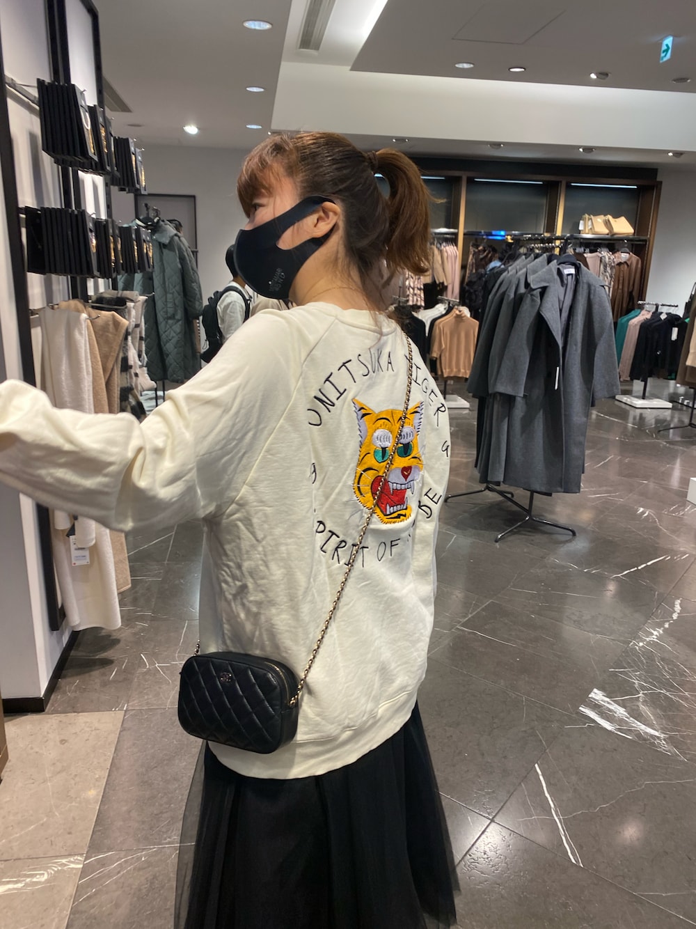 「CHANELのアイテム（ポーチ、ブラック系）」を使った、黒ひげさんとスタッフさん（メンズ・169cm）の春コーディネートの1枚目の写真